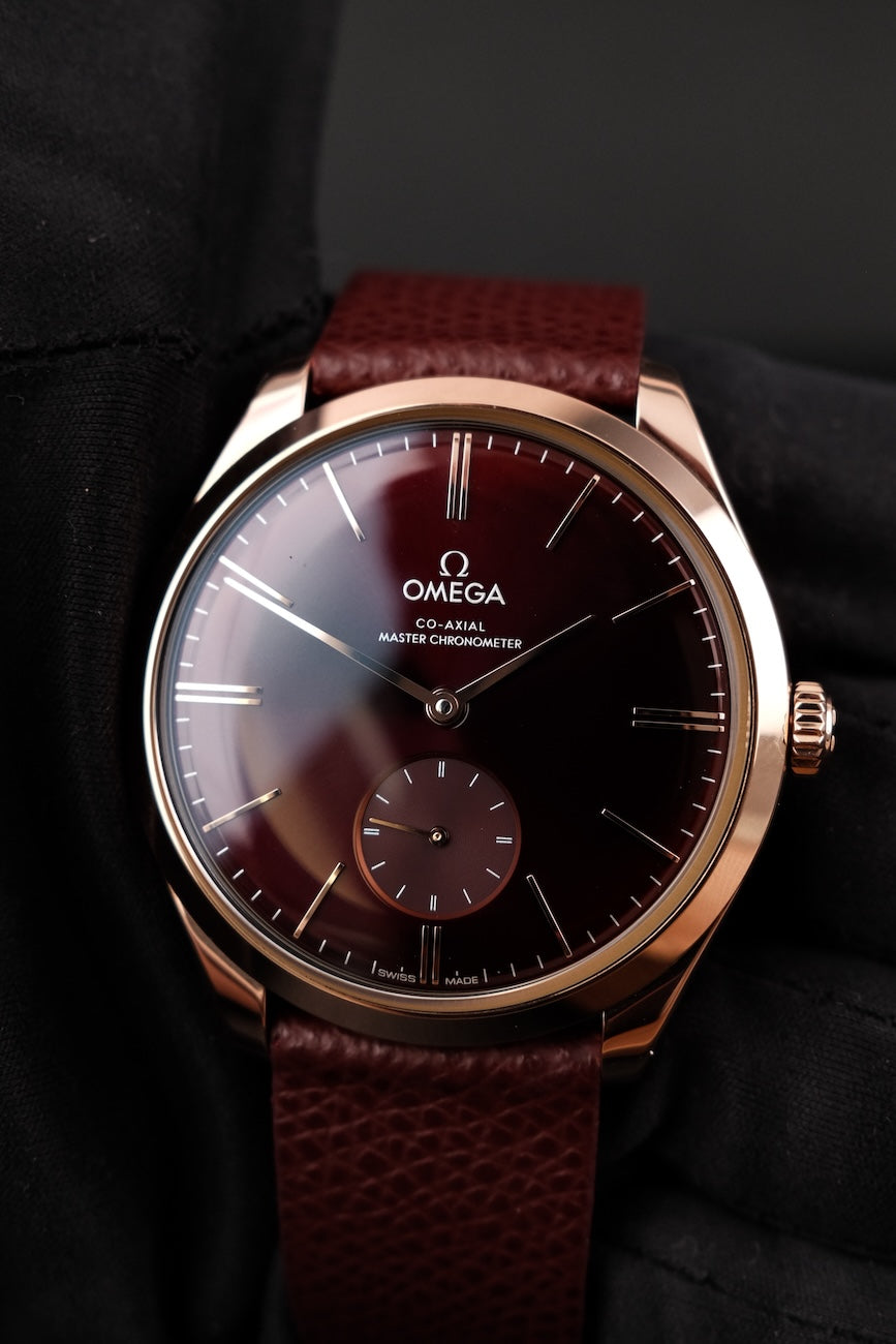 Omega De Ville Trésor 435.53.40.21.11.002 Box + og. Papiere Red Dial 18k Sedna Gold Rose Co-Axial Chronometer 40mm, 99% New