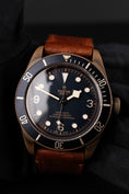 Bild in Galerie-Betrachter laden, Tudor Black Bay Bronze 79250BB Box + og. Papiere Bucherer Edition Blue, German Delivered
