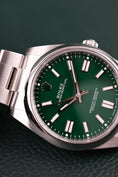 Cargar la imagen en la vista de la galería, Rolex Oyster Perpetual 41 124300 Box + og. Papiere Green Dial, 41mm
