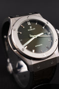 Load image into Gallery viewer, Hublot Classic Fusion 542NX8970LR Box + og. Papiere Green Titanium, 42 mm
