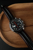 Bild in Galerie-Betrachter laden, Omega Speedmaster Date 38135326 Box + og. Papiere Japan Edition
