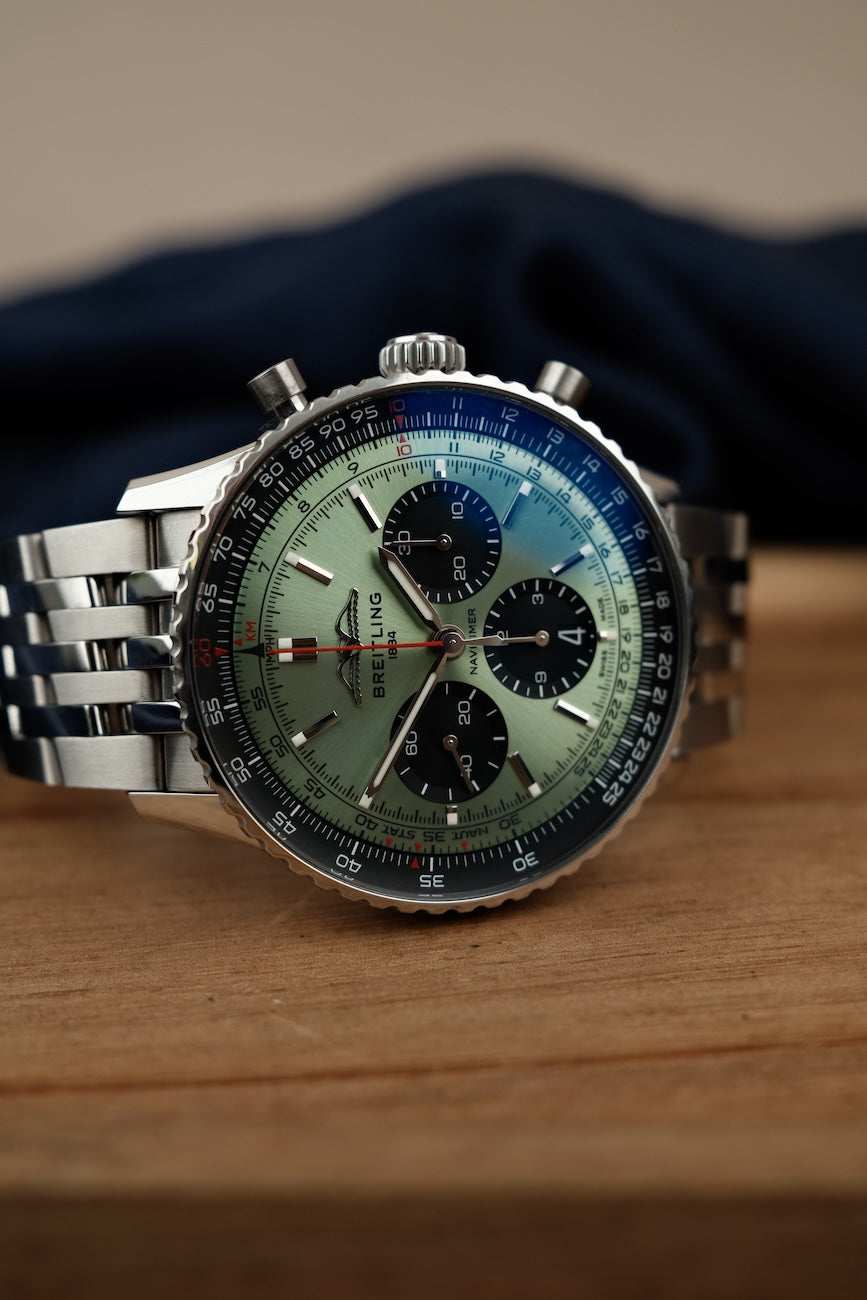 Breitling Navitimer 1 B01 Chronograph 43 AB0138241L1P1 Box + og. Papiere Green Dial, First Buyer's Invoice, German Delivered