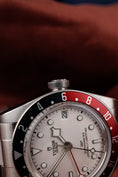 Bild in Galerie-Betrachter laden, Tudor Black Bay GMT 79830RB Box + og. Papiere White Dial, Pepsi
