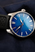 Bild in Galerie-Betrachter laden, H.Moser & Cie Pioneer Centre Seconds 3200-1217 Box + og. Papiere Arctic Blue, German Delivered
