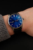 Bild in Galerie-Betrachter laden, H.Moser & Cie Pioneer Centre Seconds 3200-1217 Box + og. Papiere Arctic Blue, German Delivered
