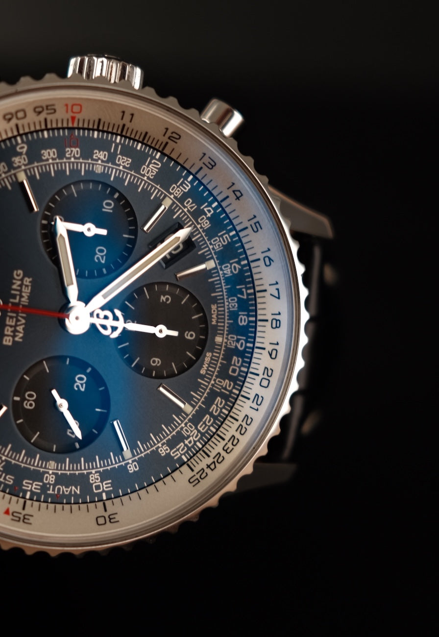 Breitling Navitimer 1 B01 Chronograph AB0121211C1P1 Box + og. Papiere blaues Zifferblatt