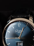 Carica l'immagine nel visualizzatore della galleria, Glashütte Sixties Panorama Date 23947060204 Box + og. Papiere Blau
