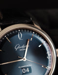 Load image into Gallery viewer, Glashütte Sixties Panorama Date 23947060204 Box + og. Papiere Blau
