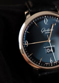 Load image into Gallery viewer, Glashütte Sixties Panorama Date 23947060204 Box + og. Papiere Blau
