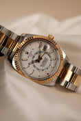 Bild in Galerie-Betrachter laden, Rolex Sky-Dweller 326933 Box + og. Papiere S/G, White Dial, LC100
