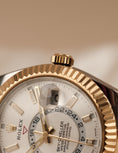 Carica l'immagine nel visualizzatore della galleria, Rolex Sky-Dweller 326933 Box + og. Papiere S/G, White Dial, LC100
