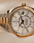 Bild in Galerie-Betrachter laden, Rolex Sky-Dweller 326933 Box + og. Papiere S/G, White Dial, LC100
