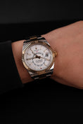 Bild in Galerie-Betrachter laden, Rolex Sky-Dweller 326933 Box + og. Papiere S/G, White Dial, LC100
