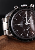 Cargar la imagen en la vista de la galería, Omega Speedmaster Professional Moonwatch  31130423013001 Box + og. Papiere braunes Zifferblatt
