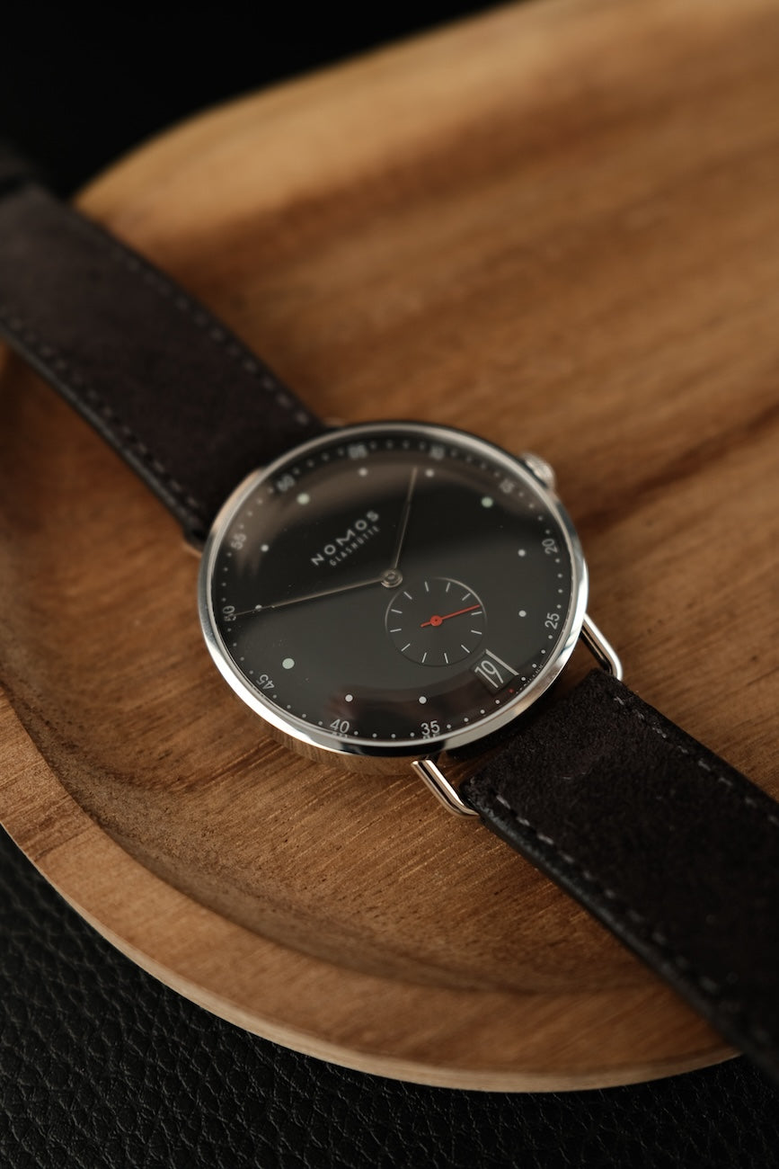 Nomos Metro 38 Datum 1103 Box + og. Papiere Stadtschwarz Glasboden + Nomos Lederstrap