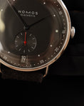 Cargar la imagen en la vista de la galería, Nomos Metro 38 Datum 1103 Box + og. Papiere Stadtschwarz Glasboden + Nomos Lederstrap
