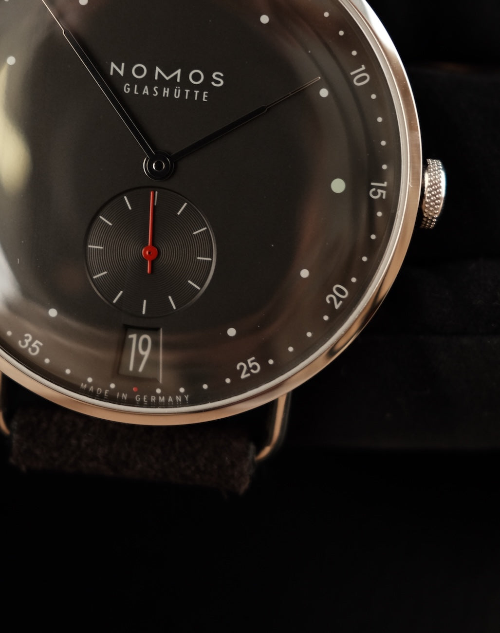 Nomos Metro 38 Datum 1103 Box + og. Papiere Stadtschwarz Glasboden + Nomos Lederstrap