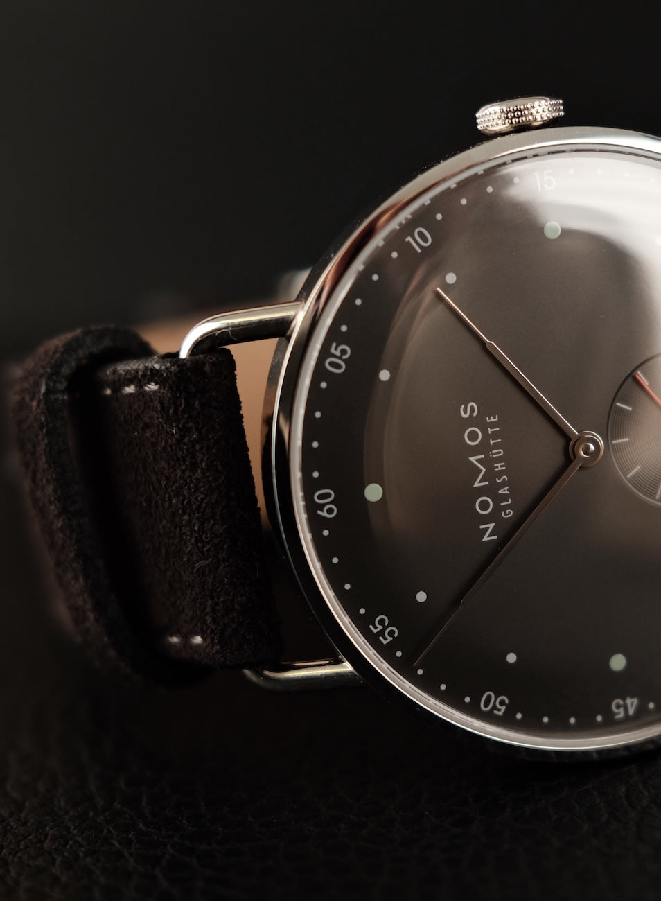 Nomos Metro 38 Datum 1103 Box + og. Papiere Stadtschwarz Glasboden + Nomos Lederstrap