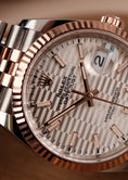 Load image into Gallery viewer, Rolex Datejust 36 Rose Steel 126231 Box + og. Papiere Silver Motif Dial
