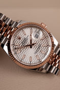 Load image into Gallery viewer, Rolex Datejust 36 Rose Steel 126231 Box + og. Papiere Silver Motif Dial
