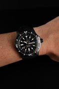 Charger l'image dans la visionneuse de la galerie, Breitling Superocean 44 M1739313/BE92 Box + og. Papiere Special Black Diver Strap, LC DE, Serviced
