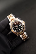 Bild in Galerie-Betrachter laden, Rolex GMT-Master II S/G 116713LN Box + og. Papiere LATE MODEL 2019
