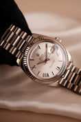 Bild in Galerie-Betrachter laden, Rolex Day-Date 40 228239 Box + og. Papiere Silver Roman Dial
