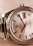 Cargar la imagen en la vista de la galería, Rolex Day-Date 40 228239 Box + og. Papiere Silver Roman Dial
