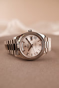 Bild in Galerie-Betrachter laden, Rolex Day-Date 40 228239 Box + og. Papiere Silver Roman Dial
