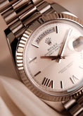 Bild in Galerie-Betrachter laden, Rolex Day-Date 40 228239 Box + og. Papiere Silver Roman Dial
