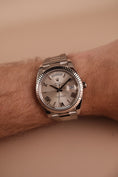 Bild in Galerie-Betrachter laden, Rolex Day-Date 40 228239 Box + og. Papiere Silver Roman Dial
