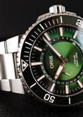 Bild in Galerie-Betrachter laden, Oris Aquis Dat Watt 0174377344187 Original Papiere HANGANG LIMITED EDITION, Green Dial, LC DE
