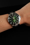 Bild in Galerie-Betrachter laden, Oris Aquis Dat Watt 0174377344187 Original Papiere HANGANG LIMITED EDITION, Green Dial, LC DE
