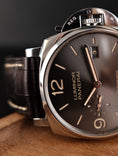 Cargar la imagen en la vista de la galería, Panerai Luminor Due PAM00943 Box + og. Papiere LC DE
