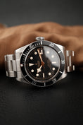 Bild in Galerie-Betrachter laden, Tudor Black Bay Heritage 79230N Box + og. Papiere
