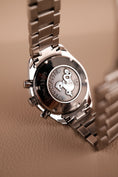 Carica l'immagine nel visualizzatore della galleria, Omega Speedmaster Date 32330404004001 Box + og. Papiere LC DE
