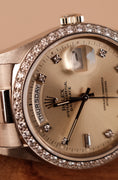 Load image into Gallery viewer, Rolex Day-Date 36 Factory Diamanten 18349 Papiere Cream Zifferblatt Weißgold
