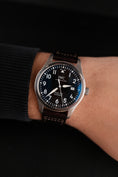 Bild in Galerie-Betrachter laden, IWC Pilot Mark XVIII  ANTOINE DE SAINT EXUPERY  brown Dial IW327003 Original Papiere
