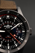 Bild in Galerie-Betrachter laden, Fortis Flieger F-43 Triple GMT PC-7 F42600004 Box + og. Papiere Limited Edition x/100, German Delivered
