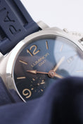 Load image into Gallery viewer, Panerai Luminor GMT PAM01033 - Detailansicht 1
