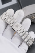 Load image into Gallery viewer, Vacheron Constantin Overseas 4520V - Detail view 5
