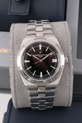 Load image into Gallery viewer, Vacheron Constantin Overseas 4520V - Detail view 1
