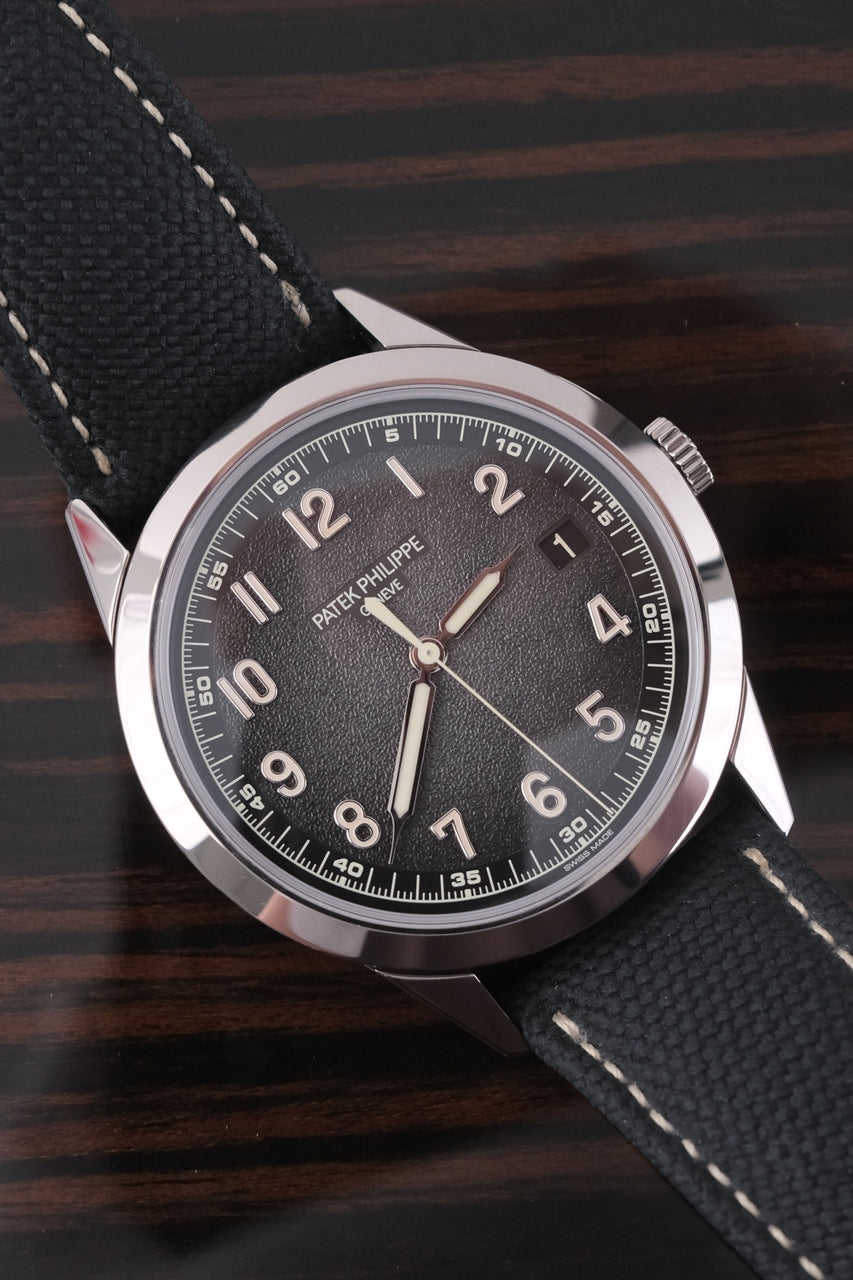 Patek Philippe Calatrava 5226G-001 - Detail view 3