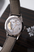 Bild in Galerie-Betrachter laden, Patek Philippe Complications 5231G-001 - Detailansicht 9
