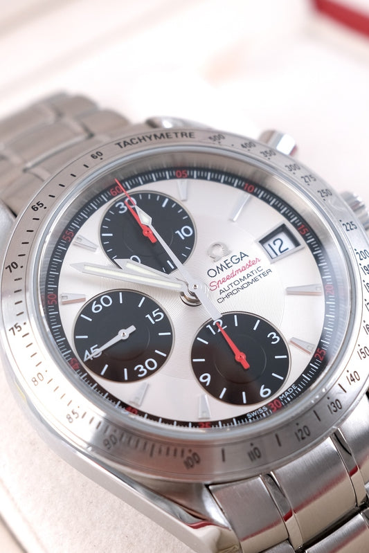 Omega Speedmaster Date 32113100 - Detail view 1