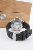 Carica l'immagine nel visualizzatore della galleria, Omega Seamaster Diver 300M 21022422001002 - Detailansicht 9

