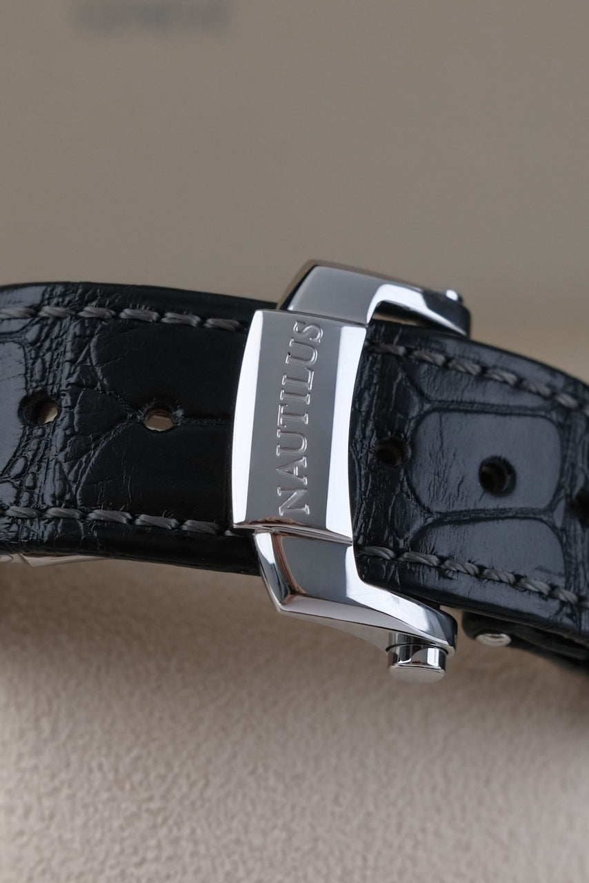 Patek Philippe Nautilus 5726-001 - Detail view 13