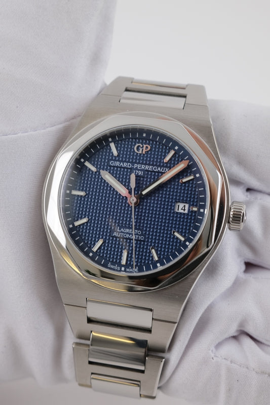 Girard Perregaux Laureato Blue Dial 810001143111A - Thumbnail