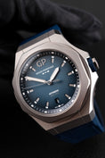 Bild in Galerie-Betrachter laden, Girard Perregaux Laureato Absolute Ti 230 81070-21-002-FB6A - Detail view 3
