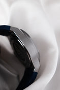Bild in Galerie-Betrachter laden, Girard Perregaux Laureato Absolute Ti 230 81070-21-002-FB6A - Detail view 8
